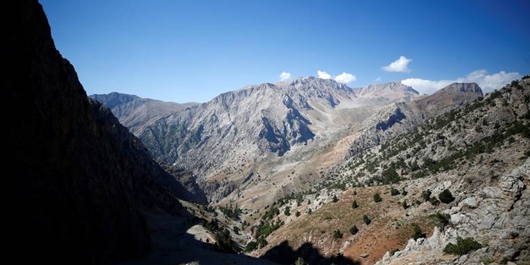 Yaylacı Hüseyin Firez kar tünellerinde gönüllü rehberlik yapıyor