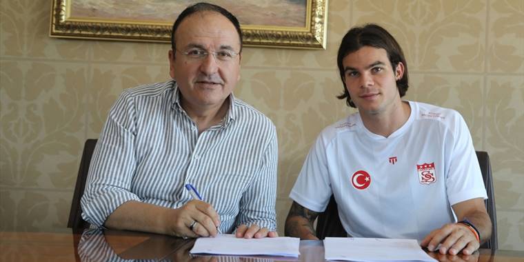 Sivasspor, Yunan futbolcu Charilaos Charisis'i transfer etti