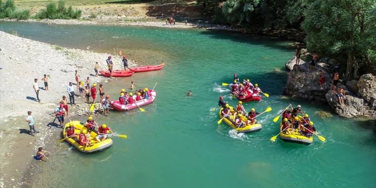 Adrenalin tutkunu İranlı turistler, Çatak Çayı'nda rafting yaparak eğleniyor