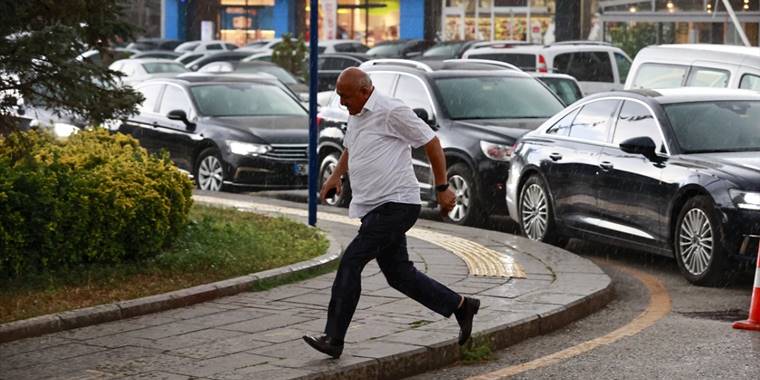 Ankara'da fırtına ve sağanak hayatı felç etti