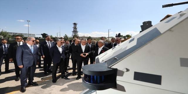 Bakan Akar, Malezya Kralı Şah ile FNSS üretim tesislerinde incelemelerde bulundu