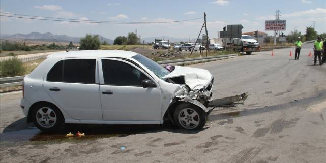 Beyşehir'de iki otomobilin çarpışması sonucu 7 kişi yaralandı
