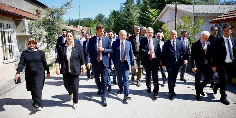 Bakan Karaismailoğlu, TÜRASAŞ fabrikasında konuştu