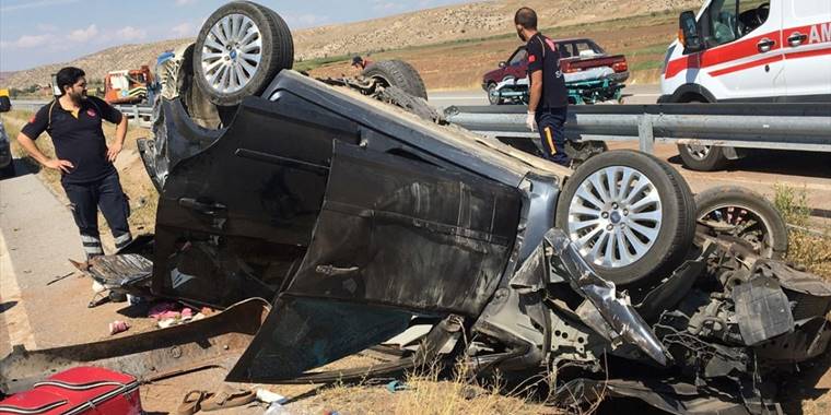 Kırıkkale'de refüje devrilen otomobildeki 6 kişi yaralandı