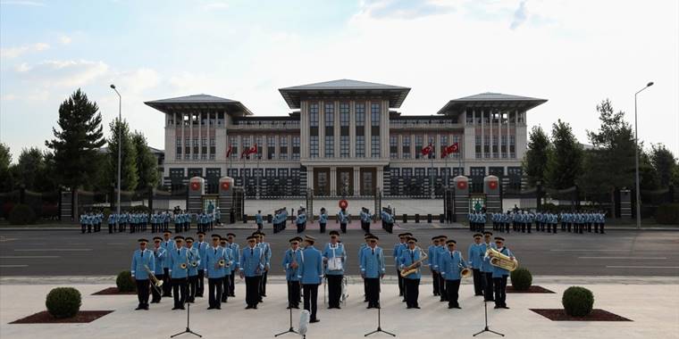 Cumhurbaşkanlığı Muhafız Alayı Tüfekli Gösteri Bölüğü nöbet değişimi gösterisi gerçekleştirildi