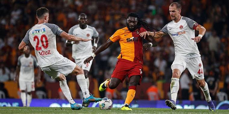 Galatasaray yine son dakikalarda Gomis ile güldü