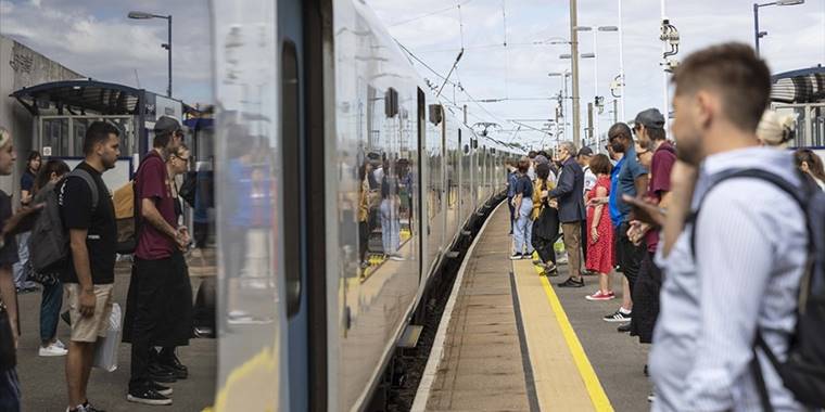 İngiltere'de demir yolu çalışanlarının iş bırakma eylemi devam ediyor