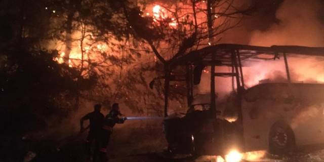 Muğla'da seyir halindeki yolcu otobüsünde çıkan yangın söndürüldü