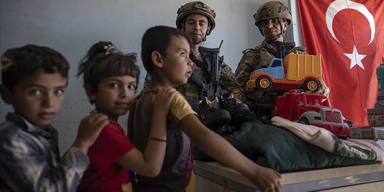 Mehmetçik, Barış Pınarı bölgesindeki ihtiyaç sahiplerinin de kahramanı