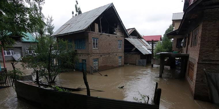Hindistan’ın kuzeyinde ve doğusunda etkili olan yağışlarda son 3 günde en az 50 kişi öldü