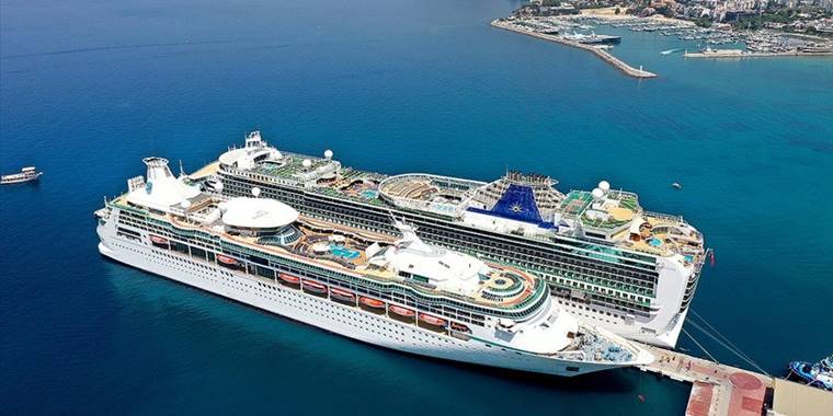 Kuşadası'na 2 kruvaziyerle 4 bin 827 turist geldi