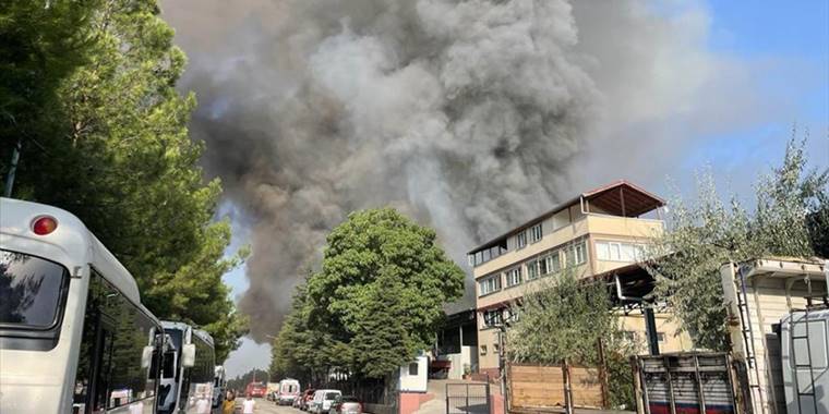 Uşak'ta iplik fabrikasında yangın çıktı