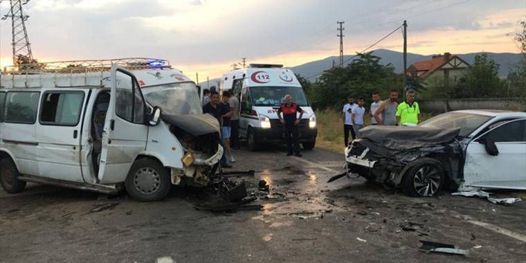 Amasya'da tarım işçilerini taşıyan minibüs ile otomobilin çarpıştığı kazada 20 kişi yaralandı