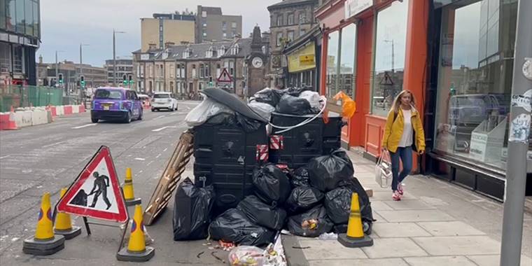 İskoçya'da temizlik işçilerinin grevi nedeniyle sokaklar çöp yığınlarıyla doldu