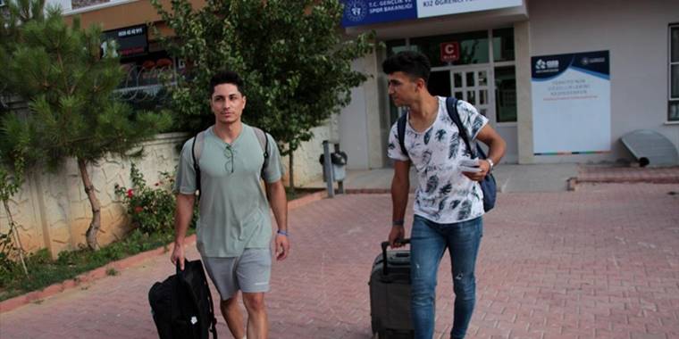 Yurtlardaki ücretsiz konaklamadan yararlanan yüzlerce genç Konya'yı ziyaret etti