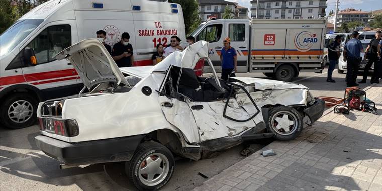 Aksaray'da otomobilin kamyona çarpması sonucu 2 kişi öldü
