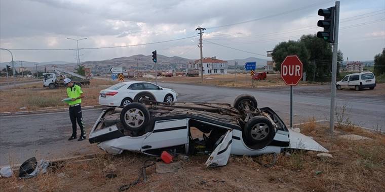 Sivas'ta devrilen otomobildeki 2 kişi yaralandı