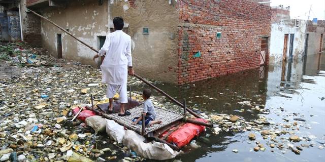 Pakistan'da 2 aydır etkili olan muson yağmurlarında 777 kişi öldü