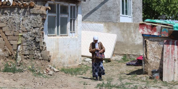 Konya'da yalnız yaşayan kadına polis sahip çıktı