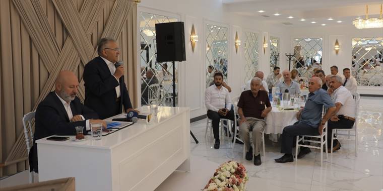 Kayseri Büyükşehir Belediye Başkanı Büyükkılıç, muhtarlarla toplantı yaptı