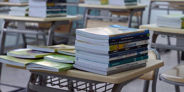 Ders kitabı ve yardımcı kaynaklar sıralarda yerini aldı