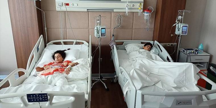 Tedavi için Türkiye'ye getirilen Filistinli kardeşlerin annesi Manal yaşadıklarını AA'ya anlattı