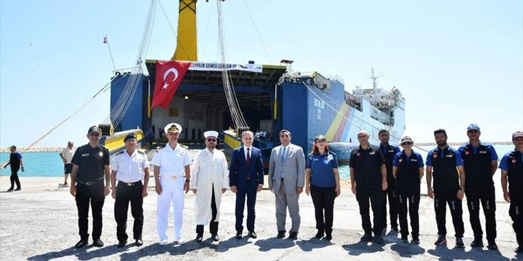 Türkiye'den Lübnan'a gemiyle insani yardım gönderildi