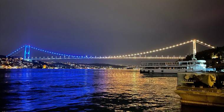 Fatih Sultan Mehmet Köprüsü Ukrayna bayrağının renklerine büründü