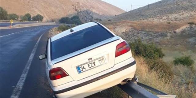 Sivas'ta bariyerlere çarpan otomobildeki 4 kişi yaralandı
