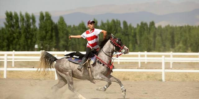 Ailesinden etkilenerek başladığı ata sporunda takımın en genç ciritçisi oldu