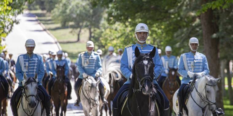 Şampiyon atların yer aldığı Süvari Birliği resmi törenlerin vazgeçilmezi