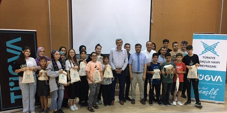 Beypazarı'nda TÜGVA'nın yaz okullarına katılan çocuklara hediye verildi