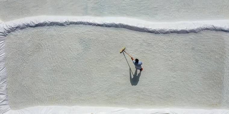Derinceliler ürettikleri tuz sayesinde doğdukları topraklarda doyuyor