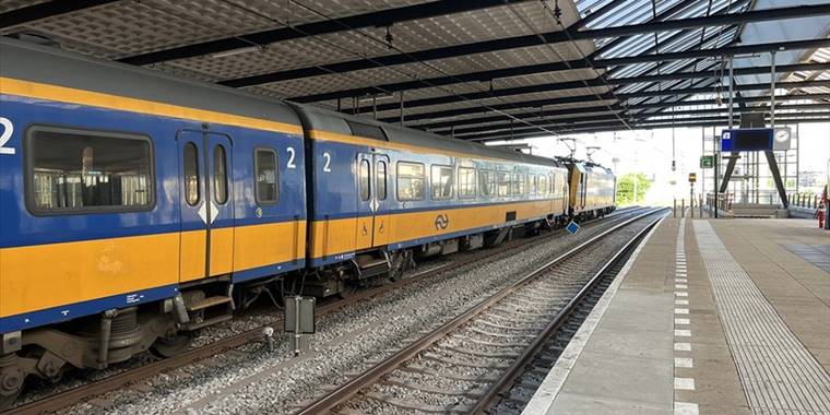 Hollanda'da demir yolu çalışanlarının yaptığı grev hayatı olumsuz etkiliyor