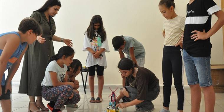 Yaz kampında hem robotik kodlama hem de sebze yetiştirmeyi öğreniyorlar