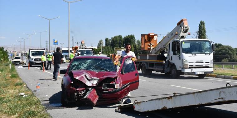 Sivas'ta aydınlatma direğine çarpan otomobildeki 2 kişi yaralandı