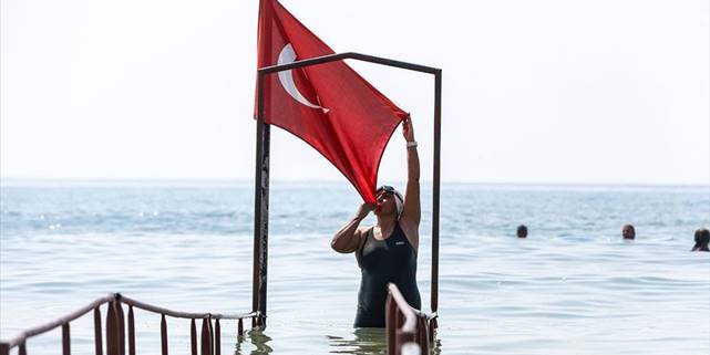 Manş Denizi'ni 43 yıl önce yüzerek geçen ilk Türk kadını, genç sporculara ilham oluyor