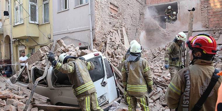 Beyoğlu’nda 4 katlı metruk binanın duvarı çöktü