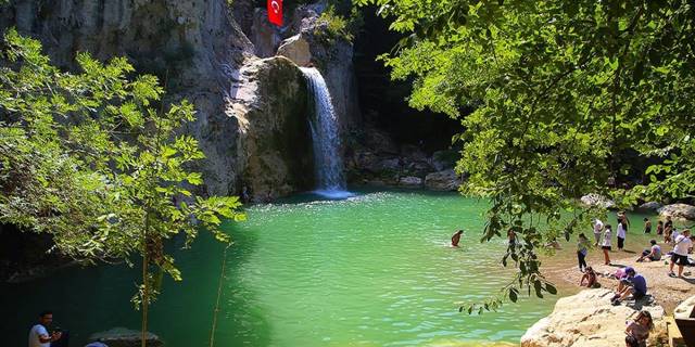 Kastamonu'nun "saklı güzelliği" Ilıca Şelalesi serinlemek isteyenlerin tercihi oldu