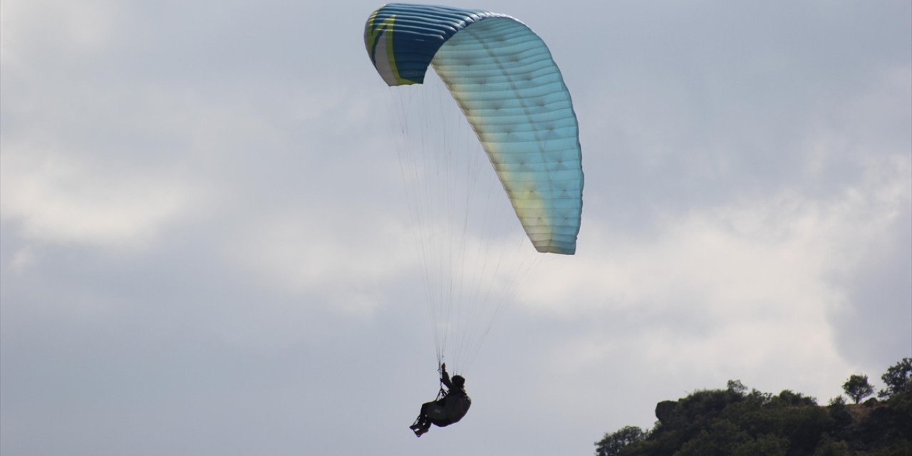 Afyonkarahisar'da yamaç paraşütü pilotları "Büyük Taarruz" için havalandı