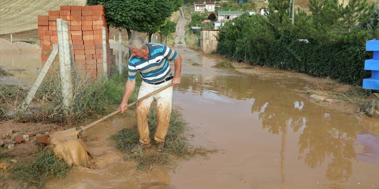 Çubuk'ta sağanak nedeniyle su baskınları yaşandı