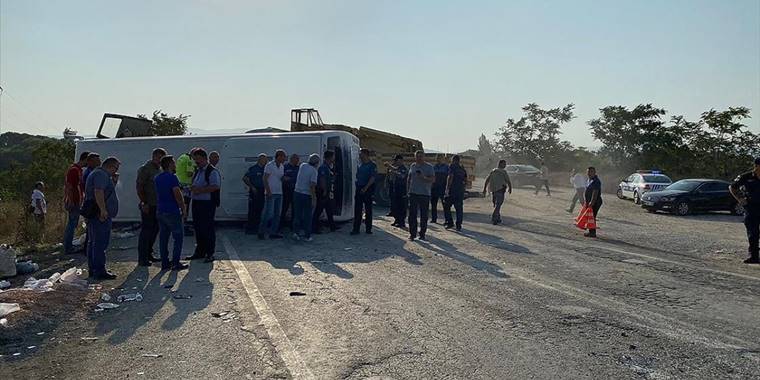 Balıkesir'de midibüs devrildi, 17 kişi yaralandı