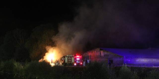 Sivas'ta açık alandaki saman balyaları yandı