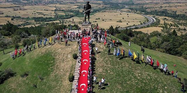 Büyük Zafer'in 100. Yılı'nda Dumlupınar Şehitliği'nde ziyaretçi yoğunluğu