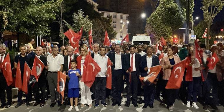 Kırşehir'de 30 Ağustos Zafer Bayramı'nda fener alayı düzenlendi