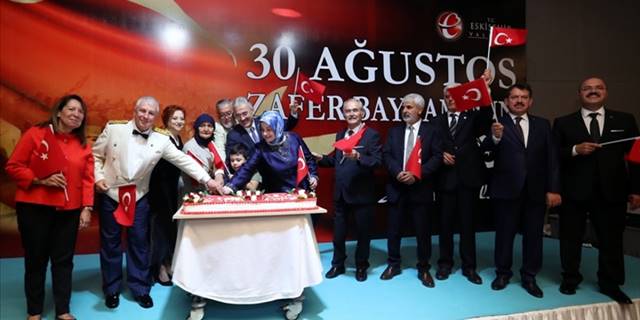 Eskişehir Valisi Ayyıldız ve eşi 30 Ağustos Zafer Bayramı nedeniyle resepsiyon verdi