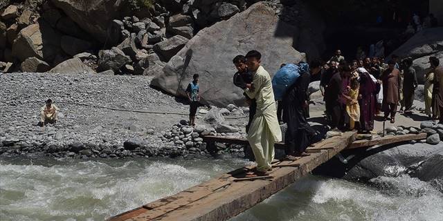 Pakistan'da sel bölgelerindeki 5 milyon kişi salgın riskiyle karşı karşıya