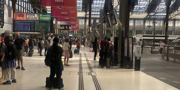 Paris ve çevresine yolcu taşıyan tren ve otobüs hatlarında şoför krizi yaşanıyor