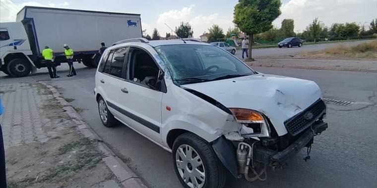 Sivas'ta otomobil ile kamyonun çarpıştığı kazada 2 kişi yaralandı