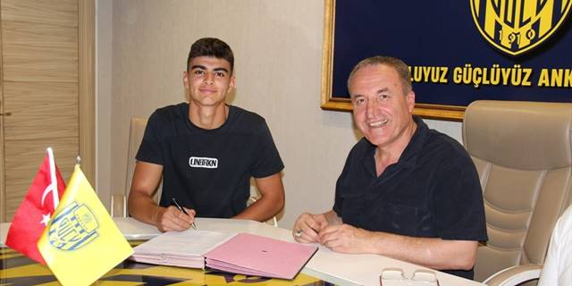 MKE Ankaragücü, Arda Ünyay ile profesyonel sözleşme imzaladı